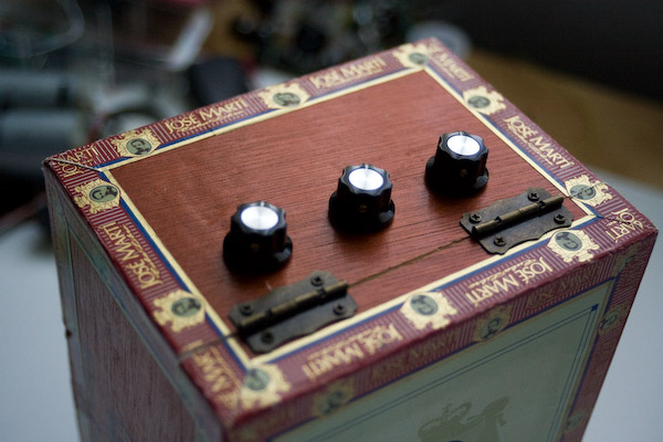 New (old) hinges on my cigar box amp.